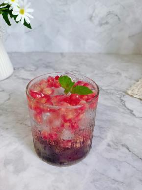 午后给自己来一杯气泡饮，妥妥的无负担！每天从一杯健康饮用水开始。