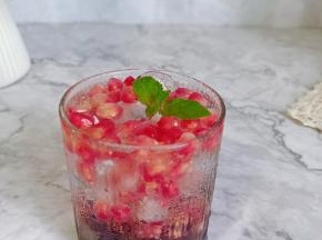 午后给自己来一杯气泡饮，妥妥的无负担！每天从一杯健康饮用水开始。