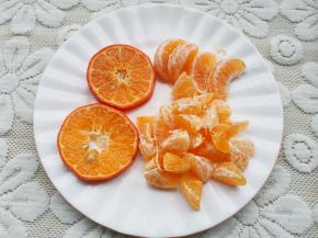 桔子去皮，切出2片，剩下的全部切丁。