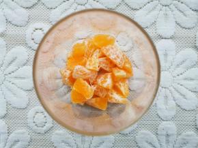 杯中放入桔子压出汁水，