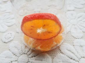 杯子周边贴上桔片，