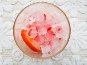 然后加入冰块，