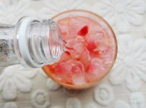 倒入气泡水，