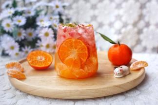 顶部再用绿叶装饰，喝之前搅拌一下即可。