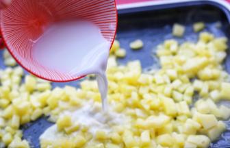 加一勺白糖，半碗水淀粉，炒至呈浓稠状。