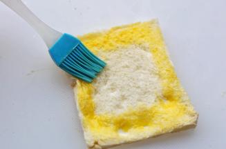 四周涂上蛋液。