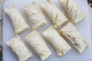 将吐司对折好，四边用叉子压出褶印，