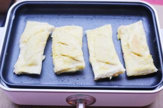 平底锅加热刷一层油，放入苹果派，小火煎至两面金黄即可。