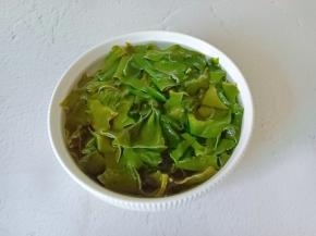 干裙带菜放入清水中泡发十分钟。