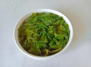 干裙带菜放入清水中泡发十分钟。