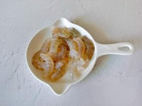 对虾剥壳，去除虾线，虾背划一下。
