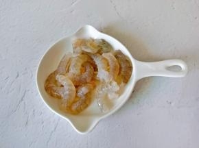 对虾剥壳，去除虾线，虾背划一下。