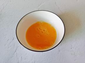 鸡蛋一个加少许料酒打散。