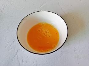 鸡蛋一个加少许料酒打散。