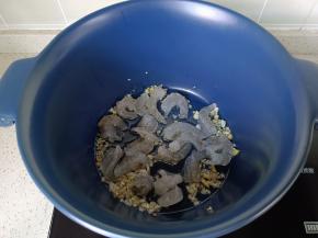 锅里放油加生姜，蒜末爆香，放入虾仁翻炒。