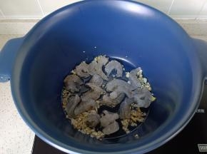 锅里放油加生姜，蒜末爆香，放入虾仁翻炒。