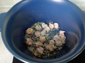 翻炒至虾仁打卷。