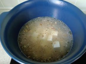 加入开水再放入豆腐。