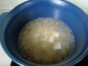 加入开水再放入豆腐。