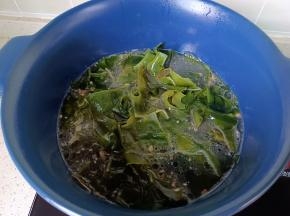 加泡发好的裙带菜。