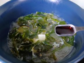 加生抽，蚝油，盐调味。