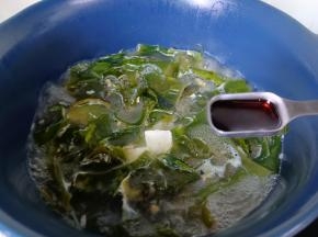 加生抽，蚝油，盐调味。