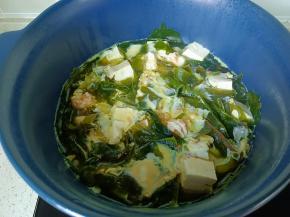 最后关火淋入鸡蛋液，利用砂锅的余温把鸡蛋液焖熟尽快。