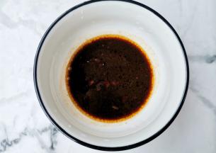 先来调个料汁：2勺生抽，半勺老抽，1勺蚝油，半勺白糖，半勺盐，1勺淀粉，加半碗水调匀。