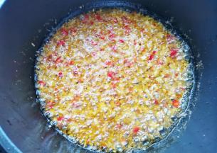 锅中多加点菜籽油，放入姜蒜末小米椒小火炒1分钟爆出香味，