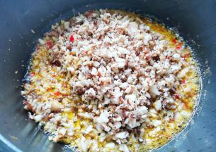 加入香菇炒熟，