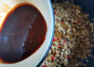 加入料汁炒匀即可。