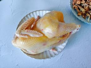 准备三黄鸡一只。