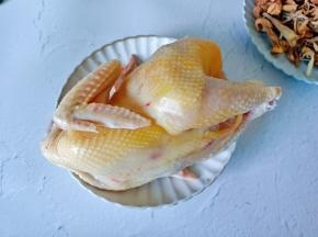 准备三黄鸡一只。