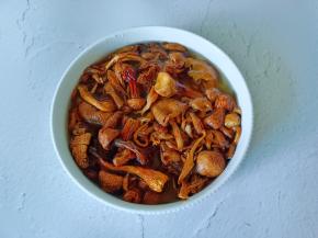 鸡油菌与姬松茸清水泡10分钟。