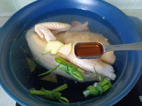 再加入料酒，开大火焯水。