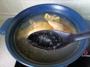 焯水时撇去浮沫。