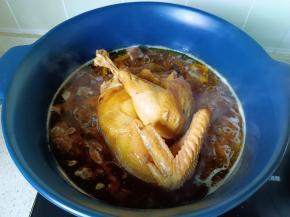 炖至三黄鸡熟透，加盐调味。