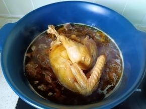 炖至三黄鸡熟透，加盐调味。