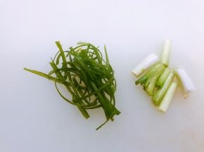 葱白和葱叶分别切好