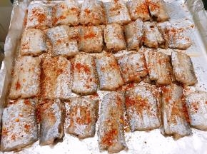 取出撒上辣椒粉和孜然粉，继续放入烤箱里烤8到10分钟即可