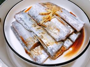 淋上一勺蒸鱼酱油，放入开水锅里蒸8到10分钟