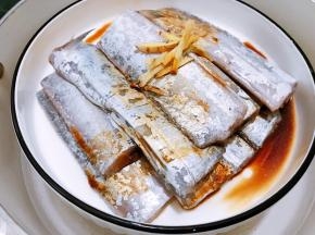 淋上一勺蒸鱼酱油，放入开水锅里蒸8到10分钟