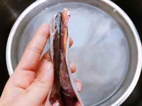 再用剪刀用从中间剪开去除内脏和里面的黑膜，清洗干净后斩段