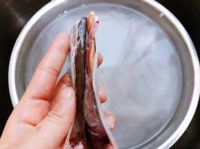 再用剪刀用从中间剪开去除内脏和里面的黑膜，清洗干净后斩段