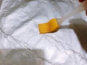烤盘里铺上锡纸，刷一层植物油防粘