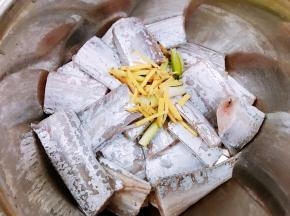 带鱼沥干水放入盆里，加入姜丝和葱白