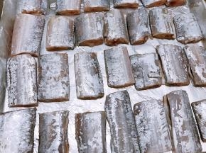 把腌制好的带鱼摆入烤盘里，放入烤箱中层先180度烤10分钟