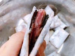 用剪刀剪去边鳍，剪开腹部去除内脏和黑膜，洗净后斩件