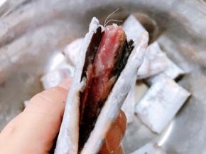 用剪刀剪去边鳍，剪开腹部去除内脏和黑膜，洗净后斩件