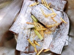 加入料酒，白胡椒粉，盐抓匀腌制15分钟